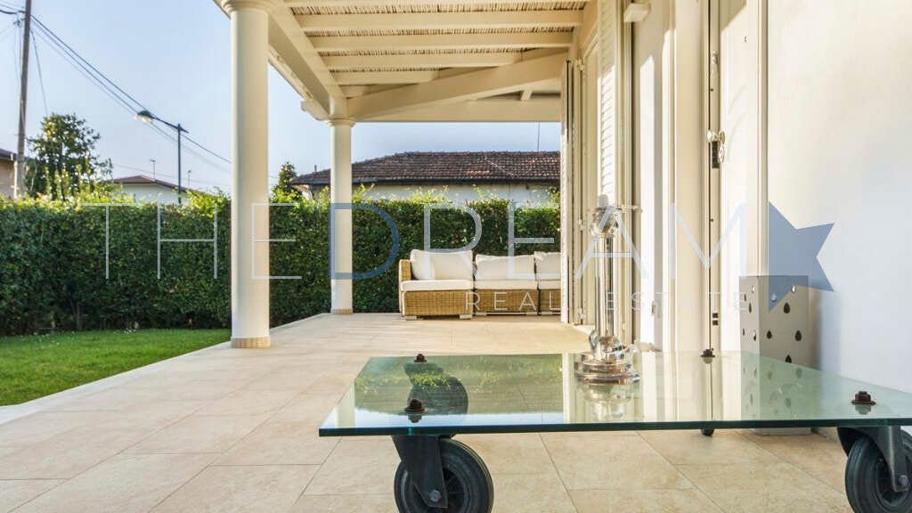 Modern And Refined Villa For Sale In Forte In Forte Dei Marmi, Tuscany