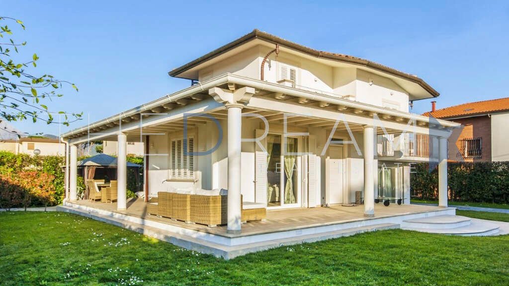 Modern And Refined Villa For Sale In Forte In Forte Dei Marmi, Tuscany