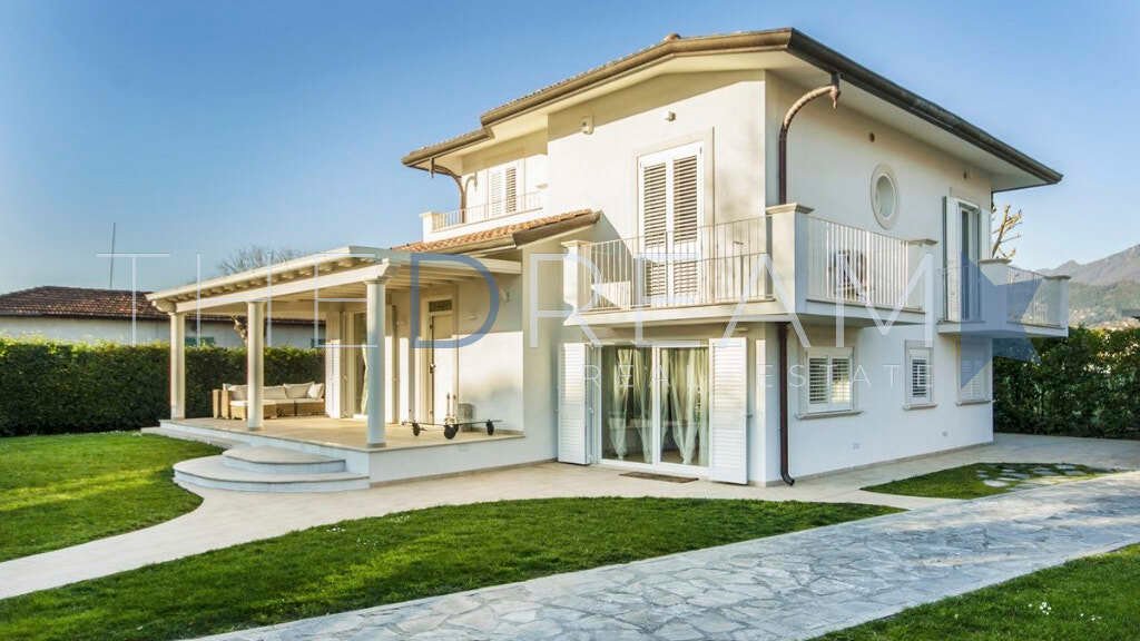Modern And Refined Villa For Sale In Forte In Forte Dei Marmi, Tuscany