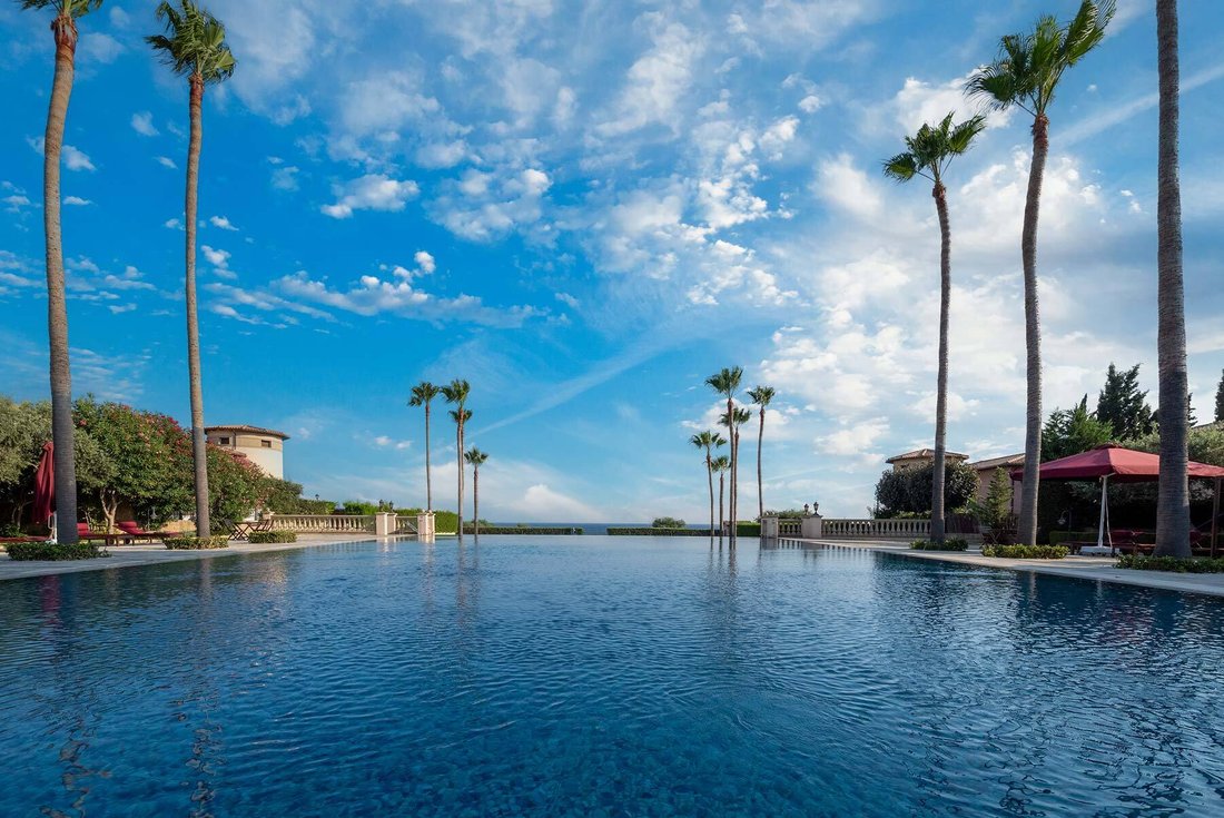 Two Bedroom Luxury Ground Floor Apartment With A In Pyrgos, Limassol