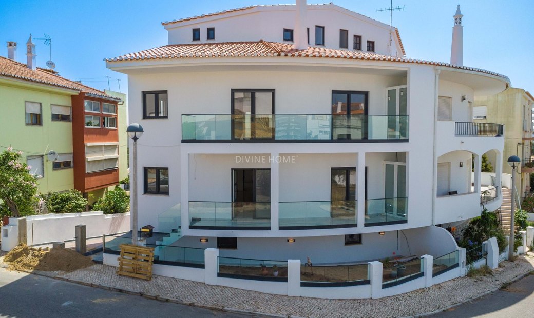 Stunning Renovated Semi Detached House In In Portimão, Algarve