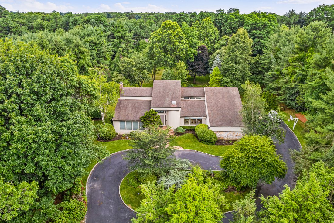 1 Meadowlark Lane, Oyster Bay Cove, In Oyster Bay Cove, New York, United States For Sale (13006359)