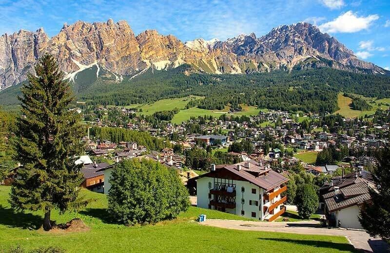 Investment Refurbished Chalet For Sale In Cortina D'ampezzo,