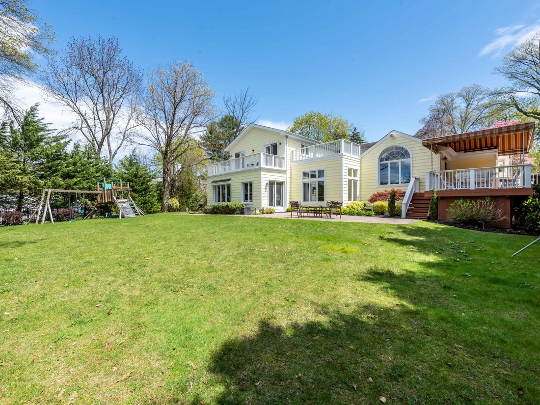 25 Court, Manhasset, Ny, 11030 In Manhasset, New York, United