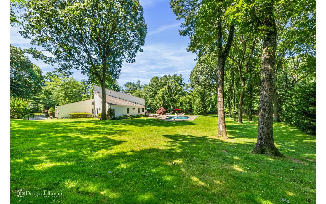 House Oyster Bay Cove In Upper Brookville, New York, United States For