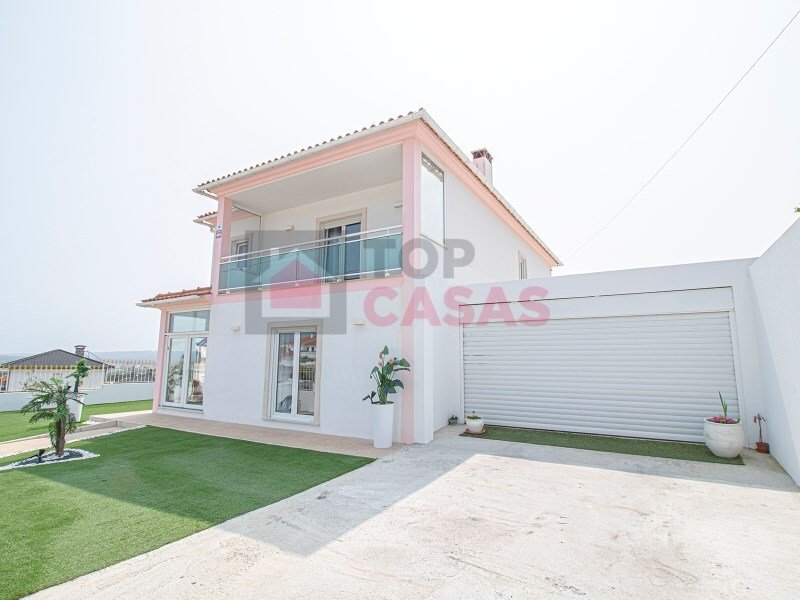 Villa Overlooking The São Martinho In Salir Do Porto, Leiria District