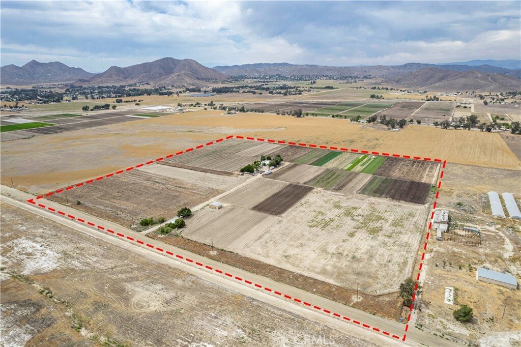 5 Bedrooms Mobile/Manufactured Hm W In Winchester, California, United