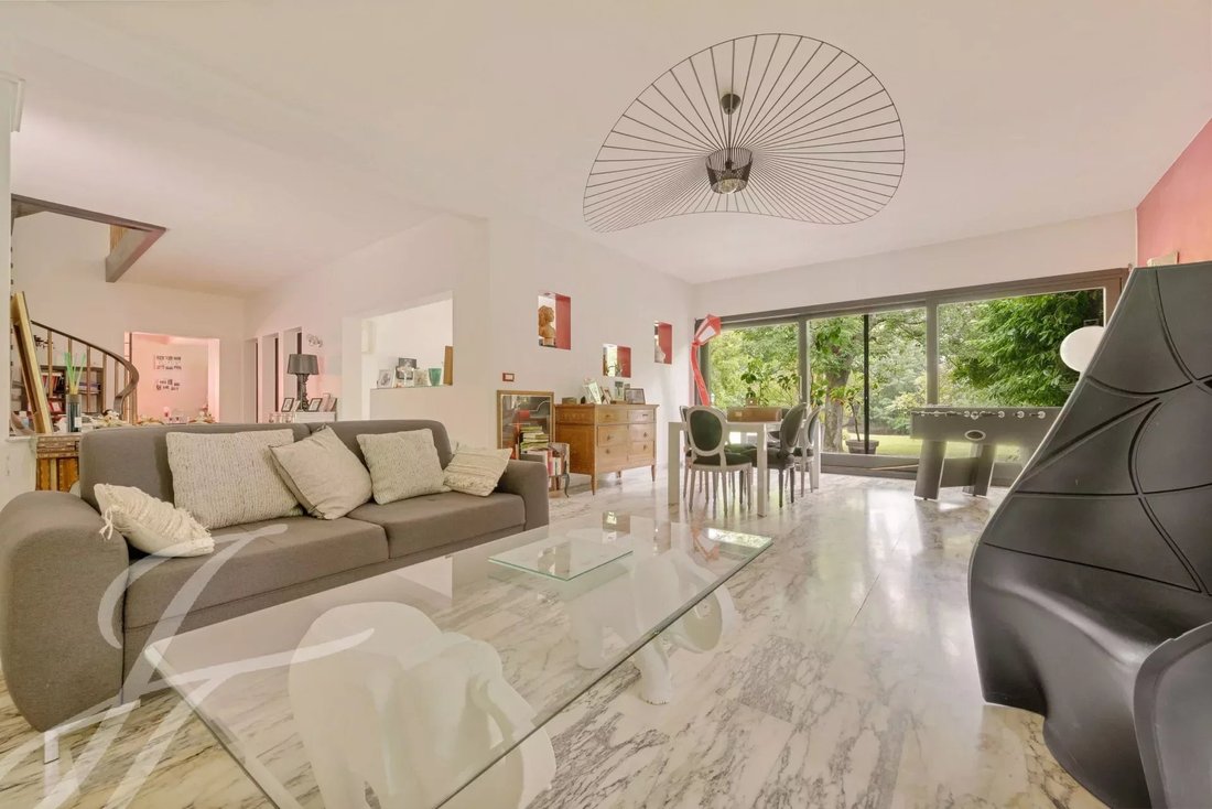 Architect Designed House In Bouc Bel Air, Provence Alpes Côte D'azur