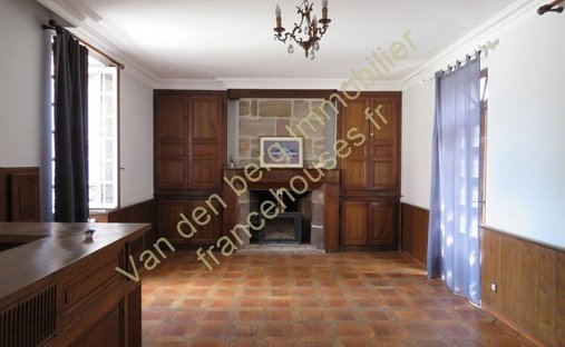 Castle for Sale in Brive-la-Gaillarde, Nouvelle-Aquitaine, France