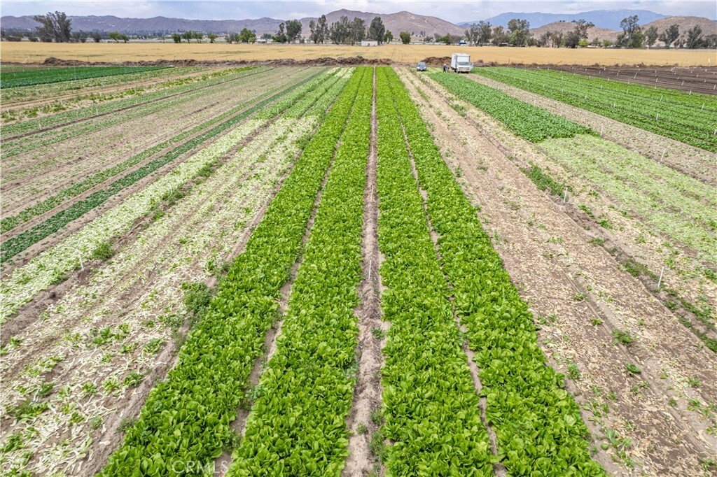 5 Bedrooms Mobile/Manufactured Hm W In Winchester, California, United