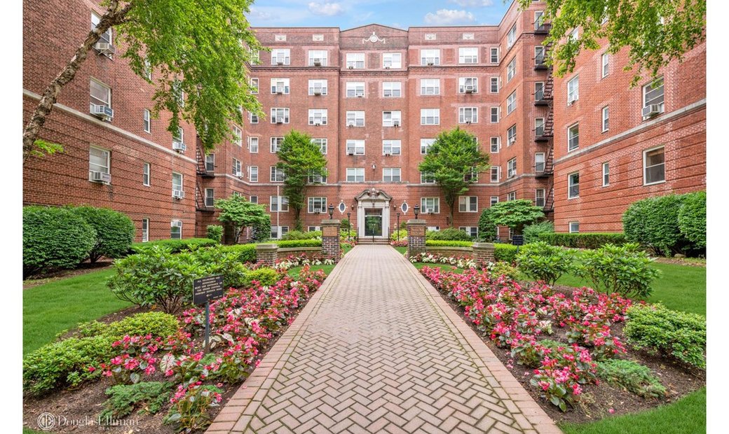 Coop Queens In New York, New York, United States For Sale (13009932)