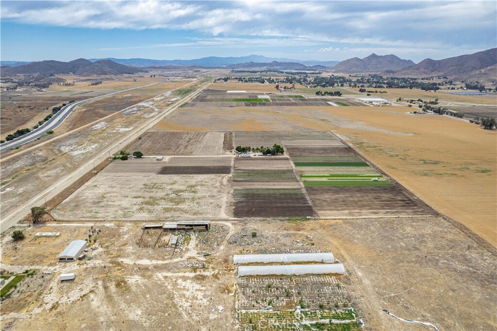 5 Bedrooms Mobile/Manufactured Hm W In Winchester, California, United