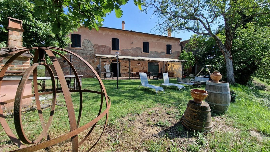 Property With Holiday Farm And Vineyard For Sale In Sinalunga