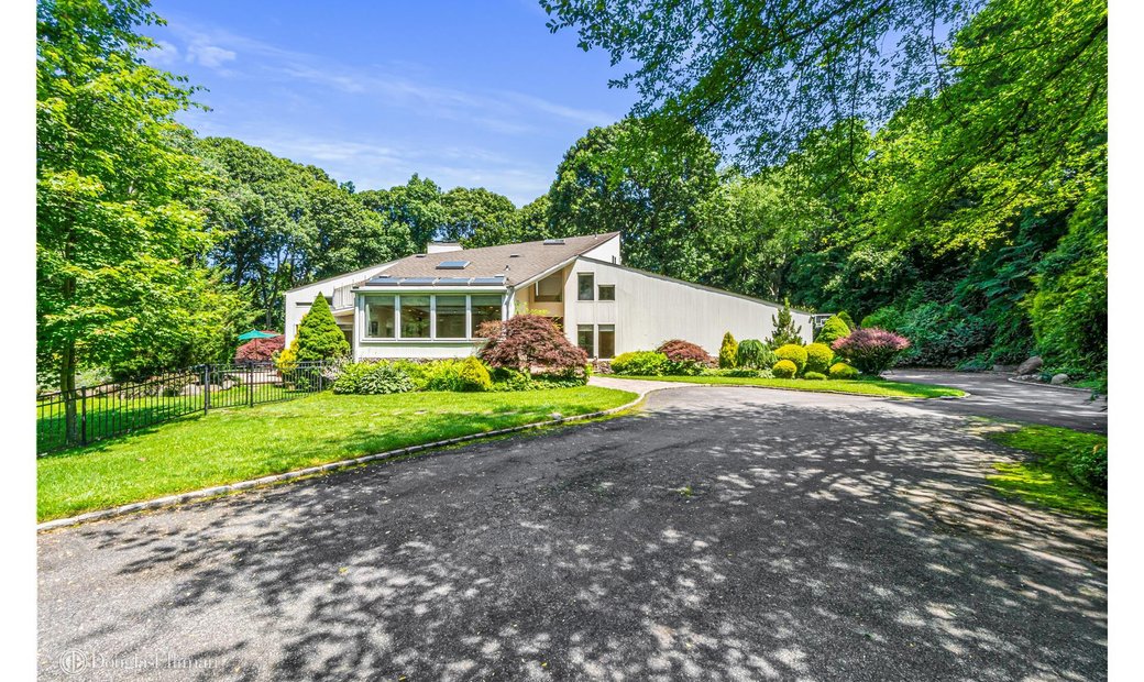 House Oyster Bay Cove In Upper Brookville, New York, United States For