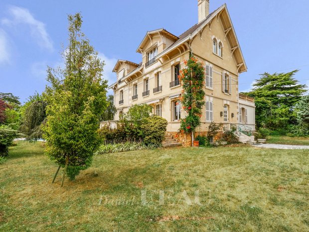 Luxury Houses With Elevator For Sale In Le Vésinet Île De France