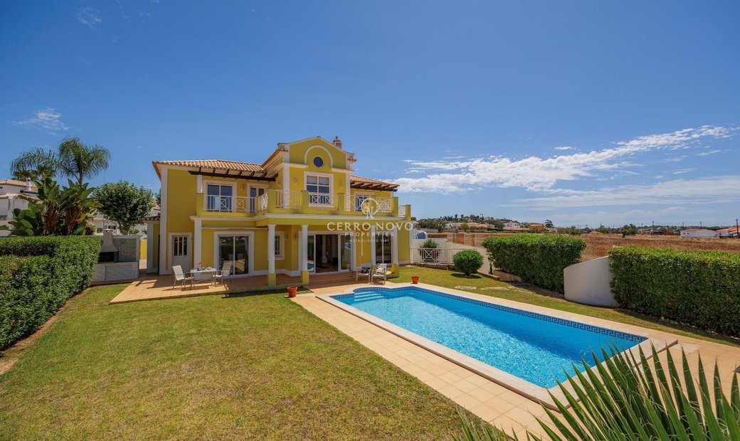 Elegant Detached Four Bedroom Villa With In Vale De Parra, Algarve