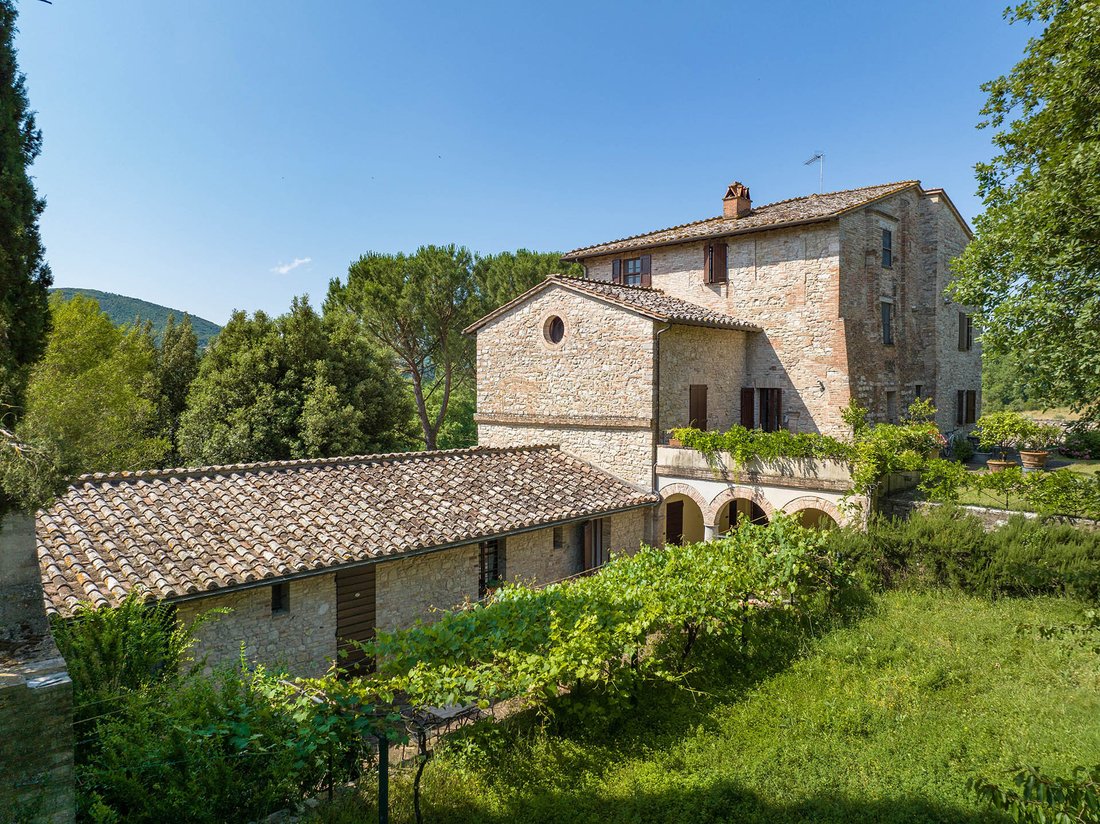 La Rocca d’Umbria: A 12th-Century Fortress Reborn in Golden Light