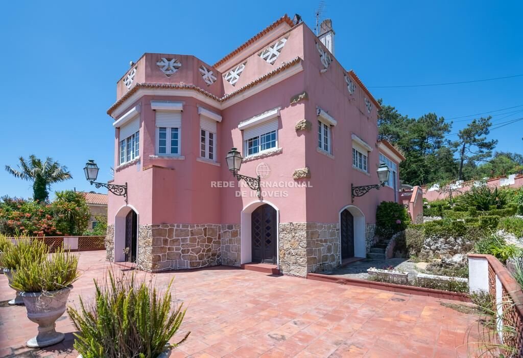 Classic Villa, On A Large Lot, With Swimming Pool In Sintra, Lisbon