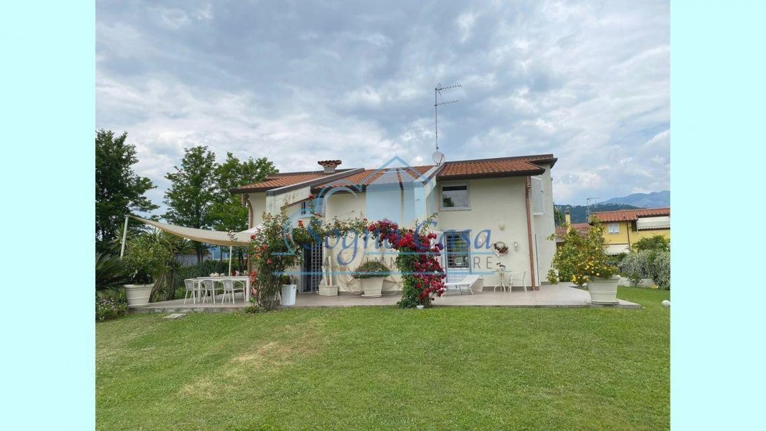 Villa in Marina di Carrara, Tuscany, Italy 3 - 13027980