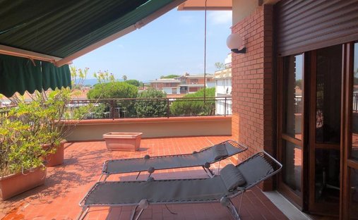 Penthouse in Ronchi, Massa, Italy 1