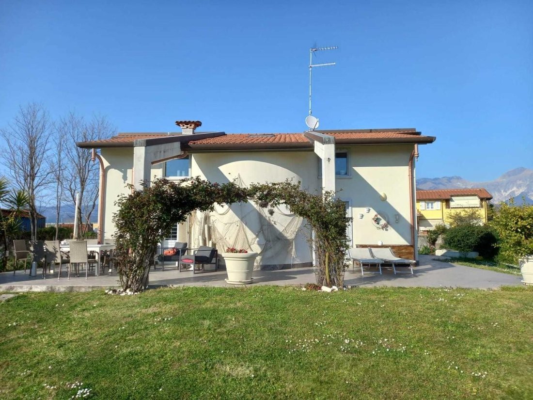 Villa in Avenza, Marina di Carrara, Tuscany 3 - 13030352