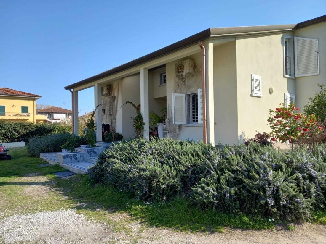 Villa in Avenza, Marina di Carrara, Tuscany 4 - 13030352
