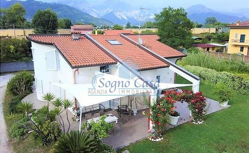 Villa in Marina di Carrara, Tuscany, Italy 1