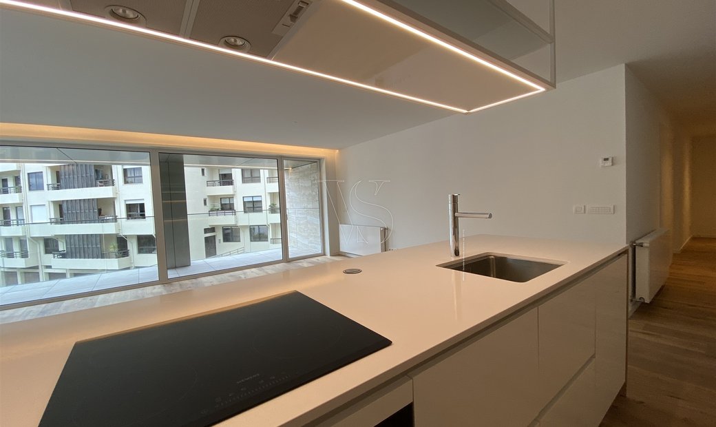 3 Bed. Apartment, Closed Condo., 15m2 In Porto, Porto District