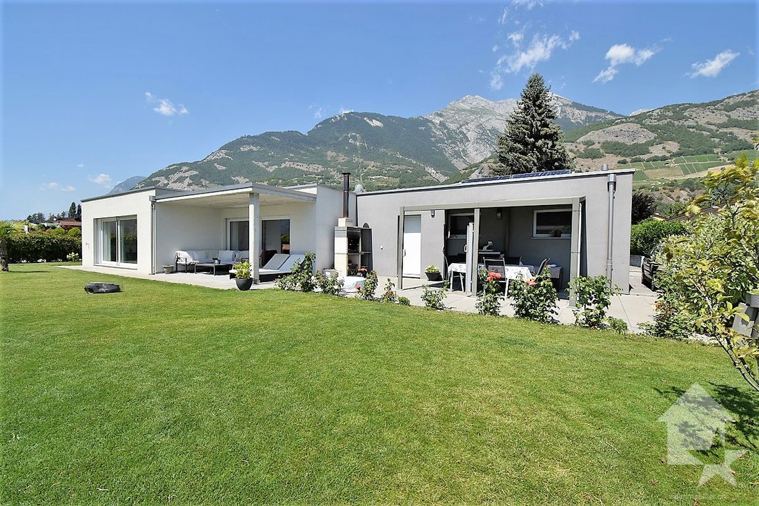 Superbe Villa De Plein Pied Avec Un Beau Jardin Et Dans Vétroz, Valais ...