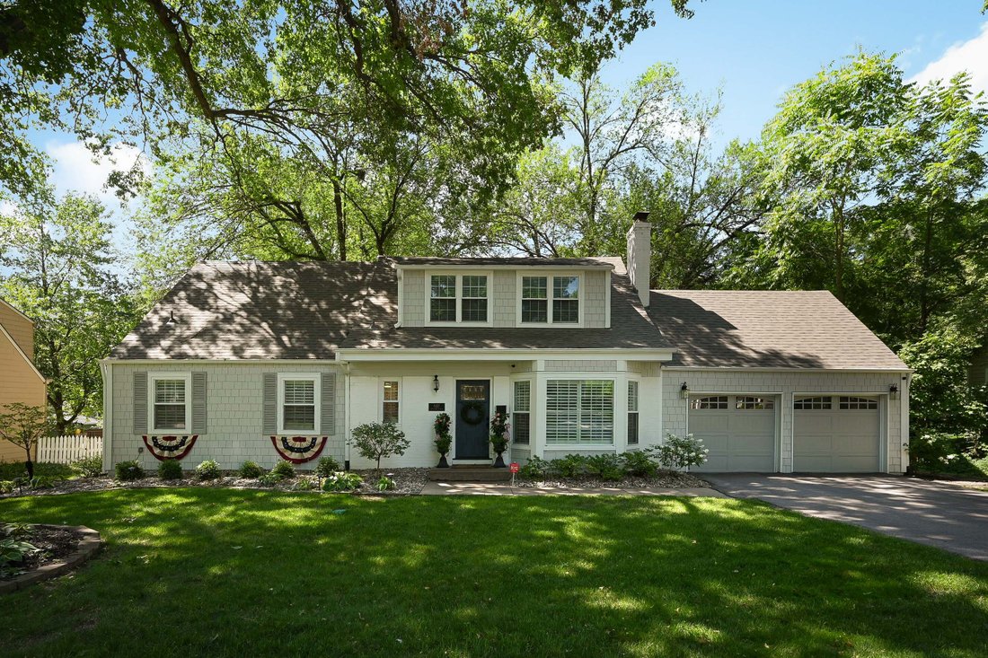 Modern Elegance Meets Traditional In Mission Hills, Kansas, United