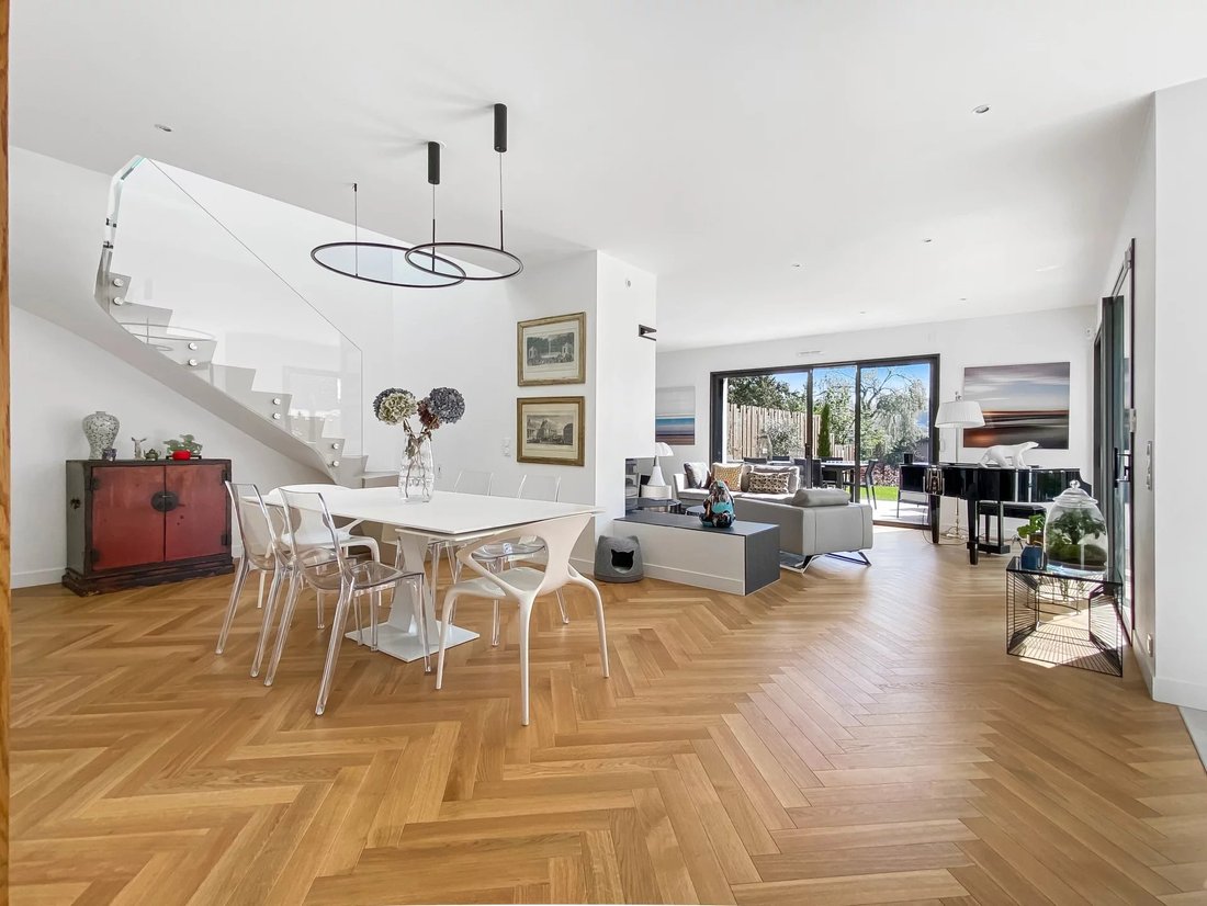 5 Bedrooms Single Family In La Celle Saint Cloud, île De France, France