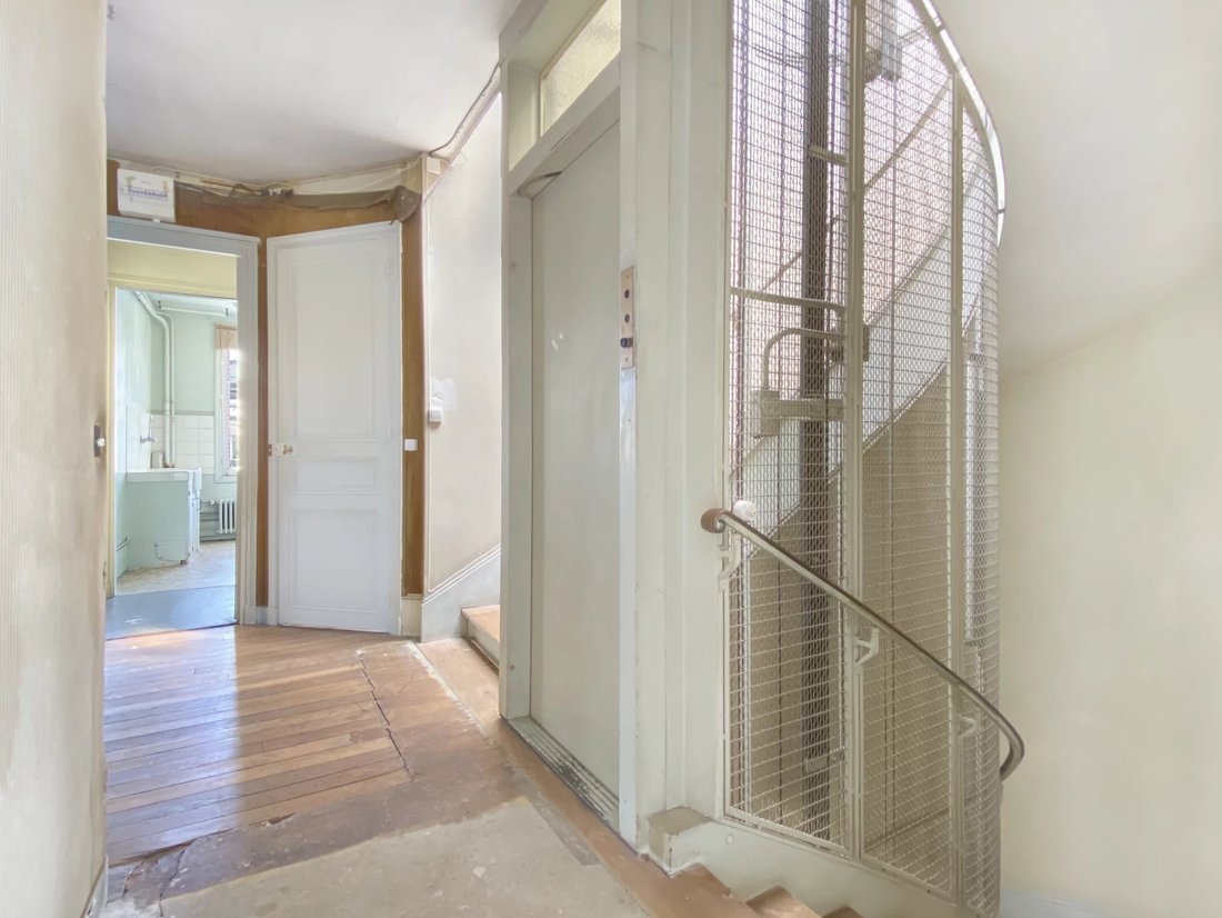 10 Bedrooms Single Family Detached In Paris, île De France, France For