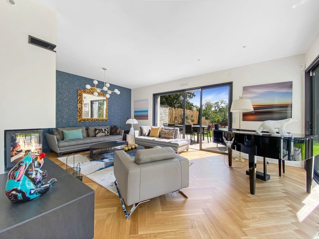 5 Bedrooms Single Family In La Celle Saint Cloud, île De France, France