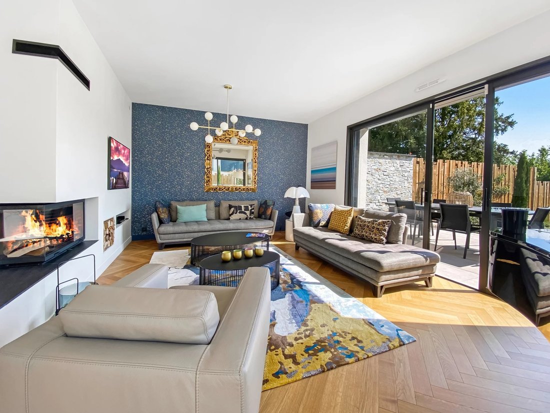 5 Bedrooms Single Family In La Celle Saint Cloud, île De France, France