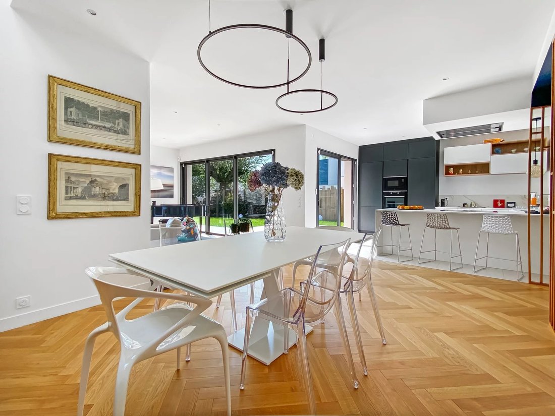 5 Bedrooms Single Family In La Celle Saint Cloud, île De France, France