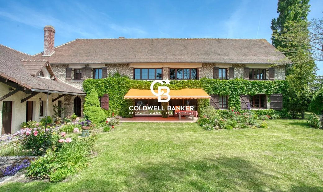 Large Property And Its Wooded Park In Montfort L'amaury, île De France