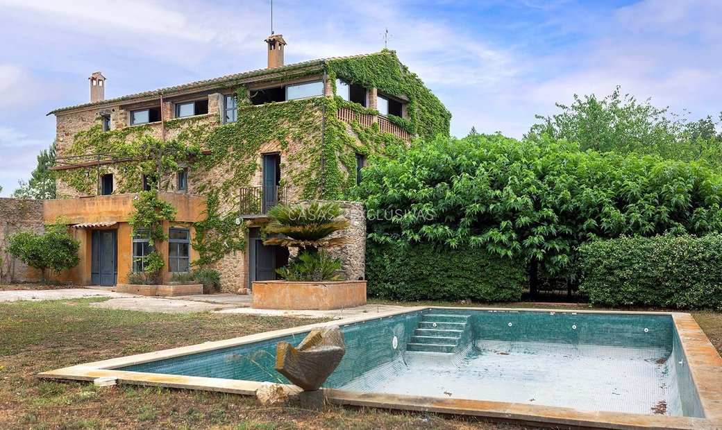 Catalan Farmhouse With Lots Of Charm For Sale In In Girona, Catalonia, Spain For Sale (13047031)