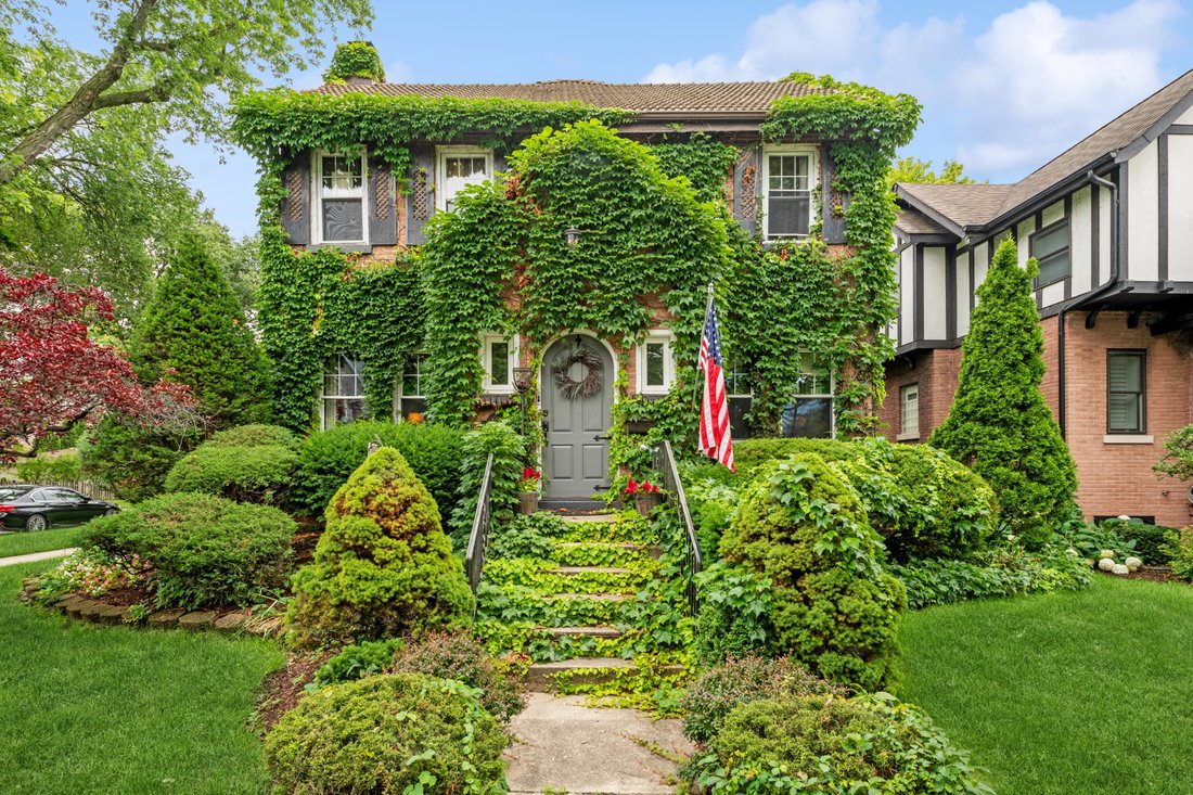 Classic Colonial Home In Elmhurst, Illinois, United States For Sale
