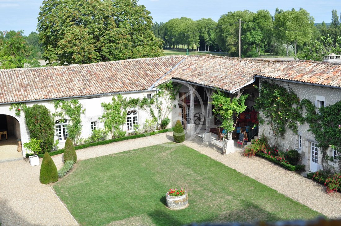Listed Chateau Suitable For Wedding / In Jonzac, Nouvelle Aquitaine