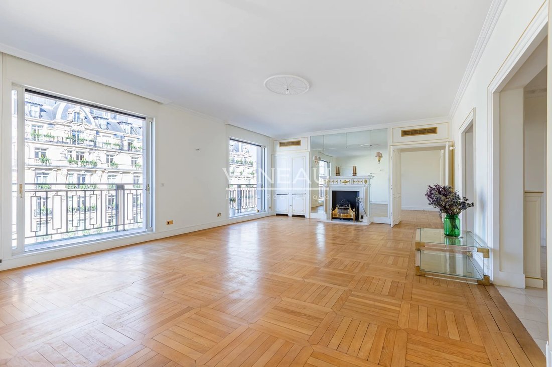 Avenue Montaigne High Floor Large Balcony In Paris, île De France ...