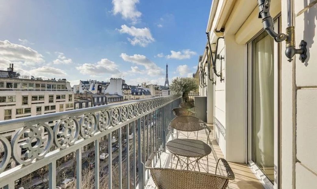 Avenue Montaigne A Meticulously Renovated In Paris le De