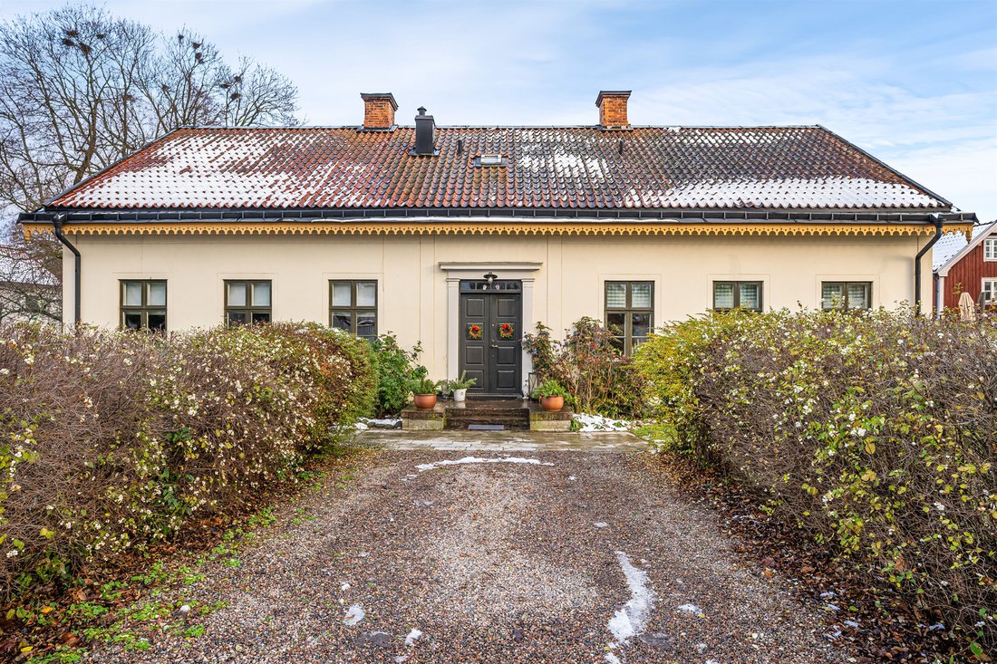 Elegant 19th Century Villa In Vadstena, östergötland County, Sweden For ...