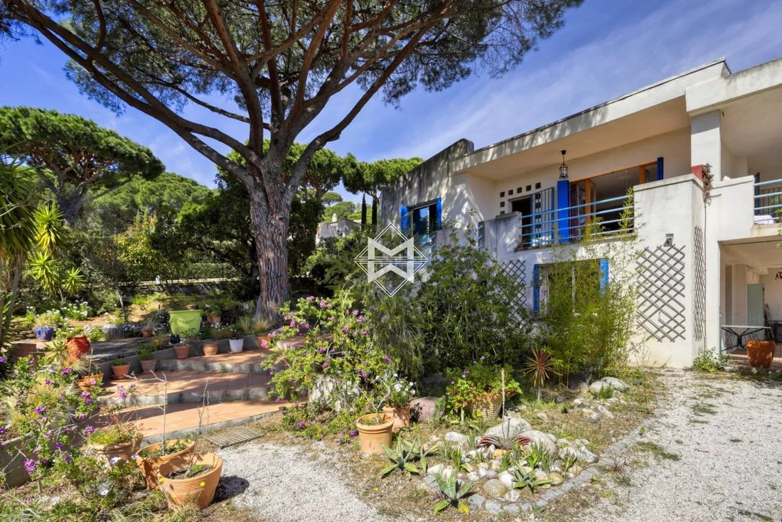 Villa in La Croix-Valmer, Provence-Alpes-Côte d'Azur, France 1 - 12658406