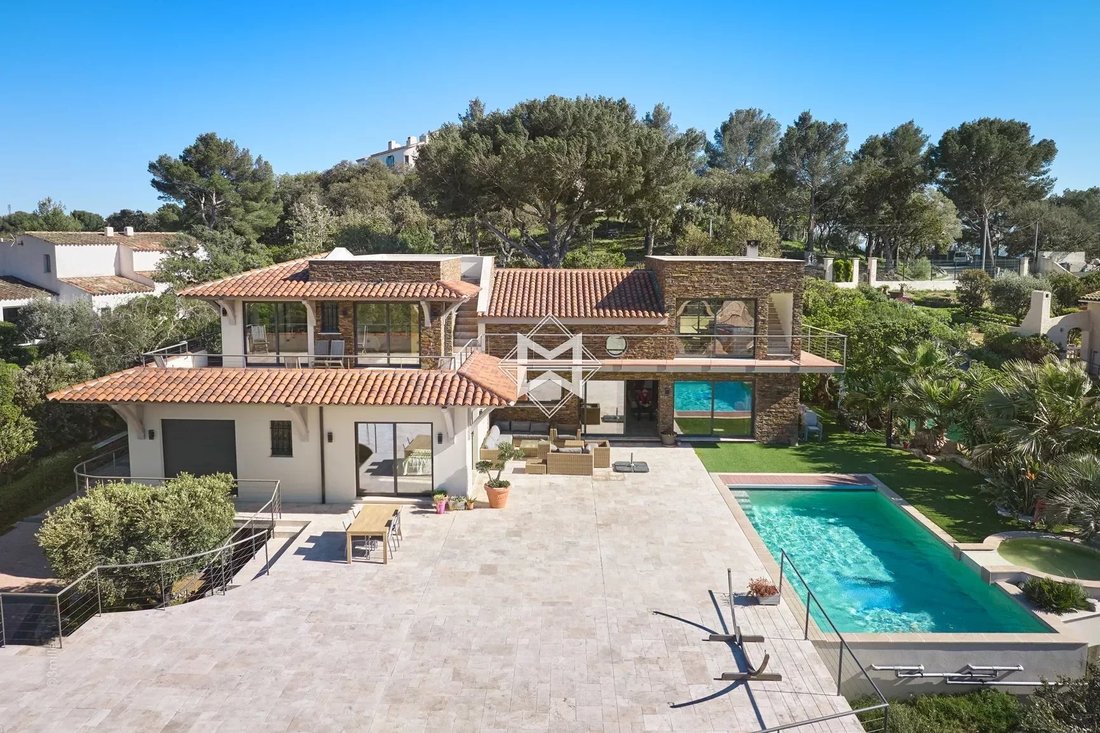 Villa in Cavalaire-sur-Mer, Provence-Alpes-Côte d'Azur, France 1 - 12812769