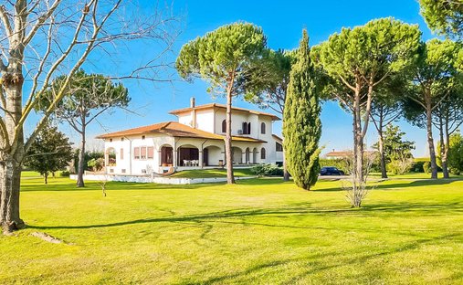 Villa in Pietrasanta, Tuscany, Italy 1