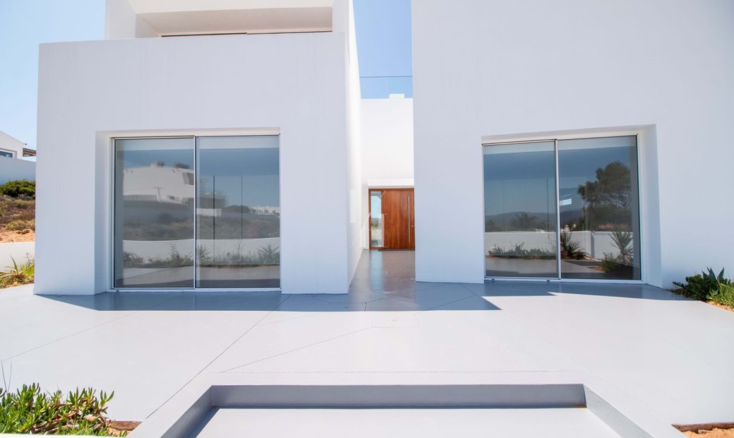 Contemporary Villa With Infinity In Praia De Monte Clérigo, Algarve