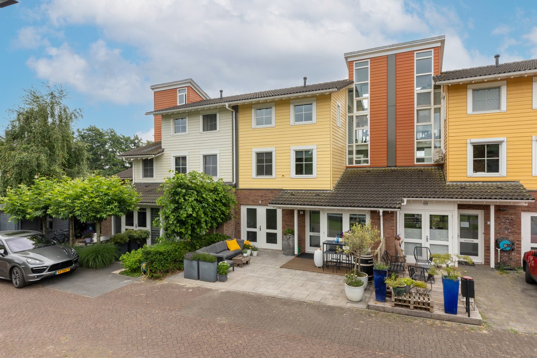 Townhouse Surrounded By Water And In Rotterdam, South Holland