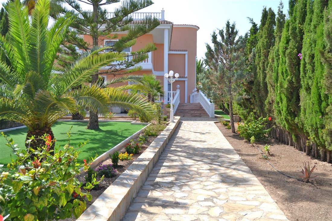 Villa in Calp / Calpe, Valencian Community, Spain 2 - 12416852