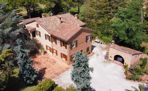 Maisons de campagne à San Ginesio, Marches, Italie 1