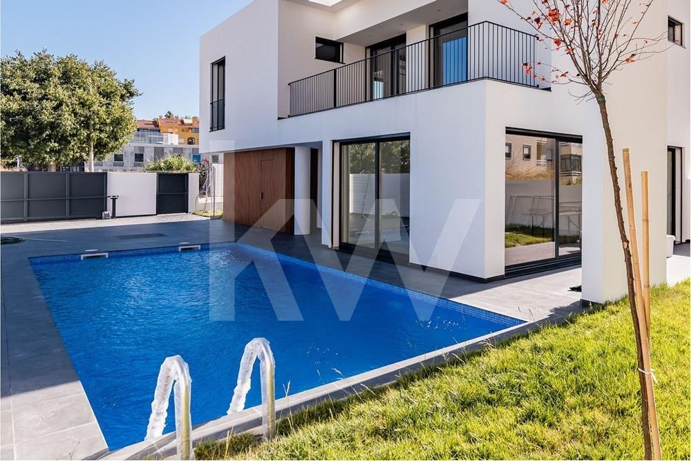 Excelente Moradia T4 Varanda Cave Jardim In Carcavelos, Lisbon